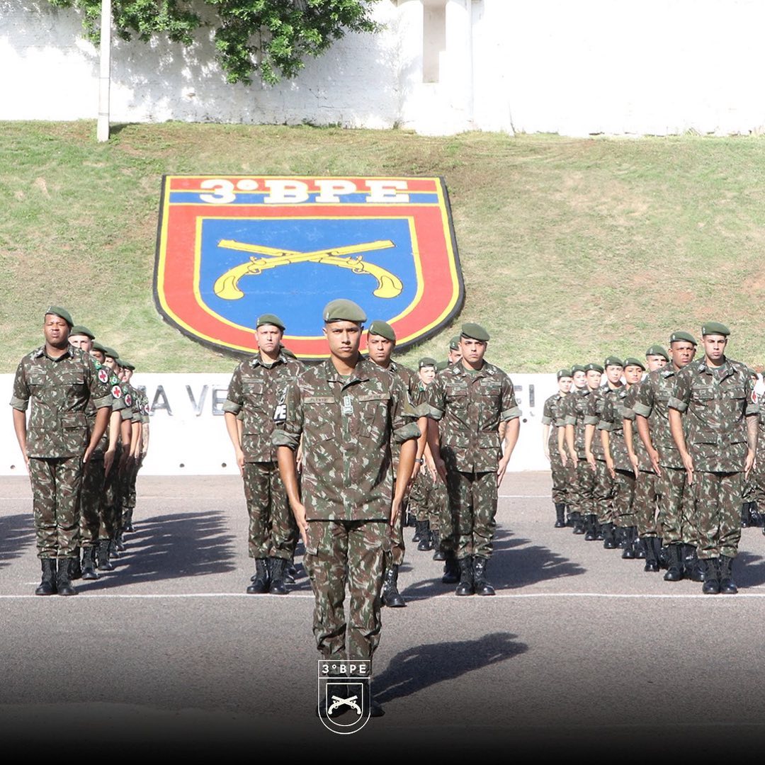 Exército Brasileiro - O 1º Grupo de Artilharia Antiaérea - Rio de  Janeiro/RJ - realiza formatura de conclusão do Estágio Básico de Sargentos  Temporários EBST 2013.