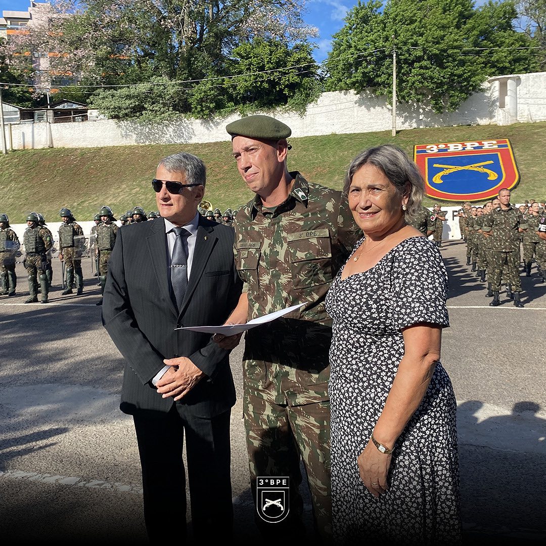 Exército Brasileiro - O 1º Grupo de Artilharia Antiaérea - Rio de  Janeiro/RJ - realiza formatura de conclusão do Estágio Básico de Sargentos  Temporários EBST 2013.